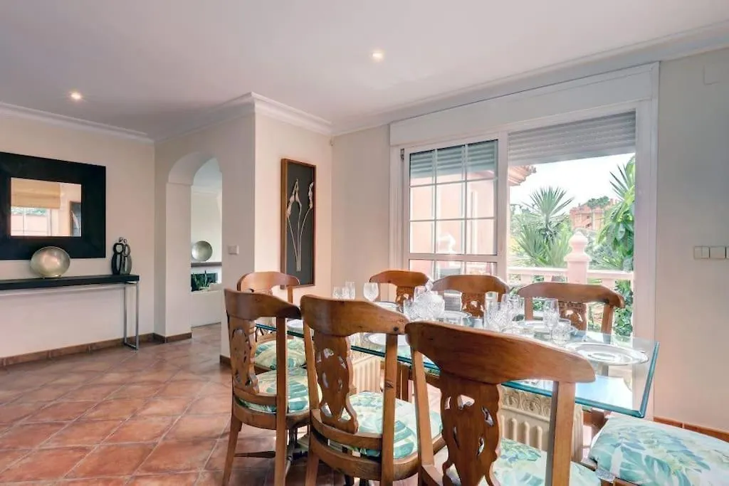 Traditional Spanish Villa Near Puerto Banus contacts